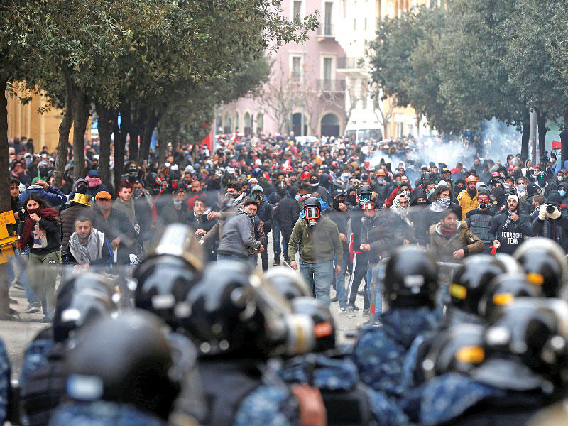 مواجهات بين المحتجين وقوات الأمن في بيروت أمس (رويترز)
