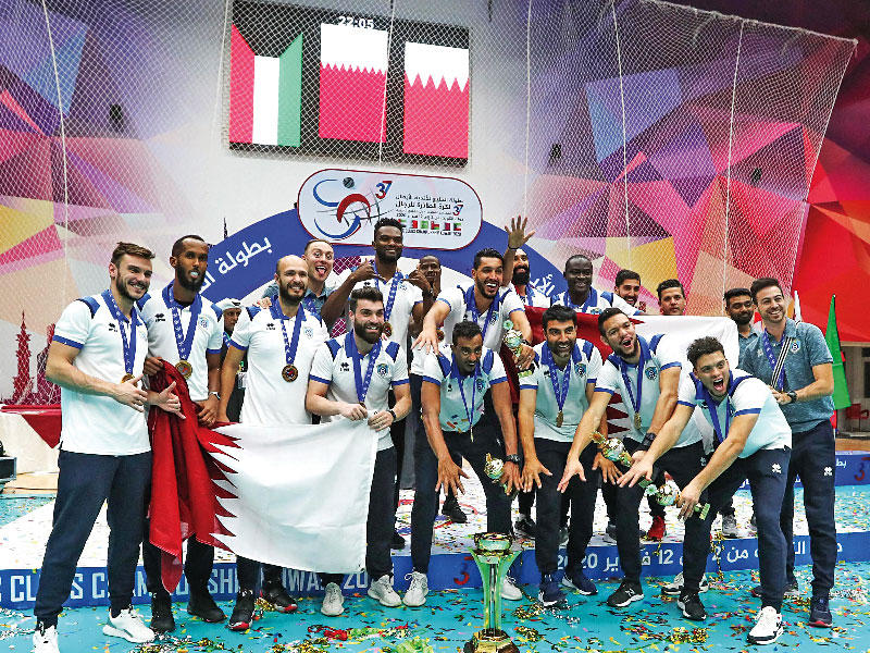 لاعبو الشرطة القطري يحتفلون بكأس البطولة