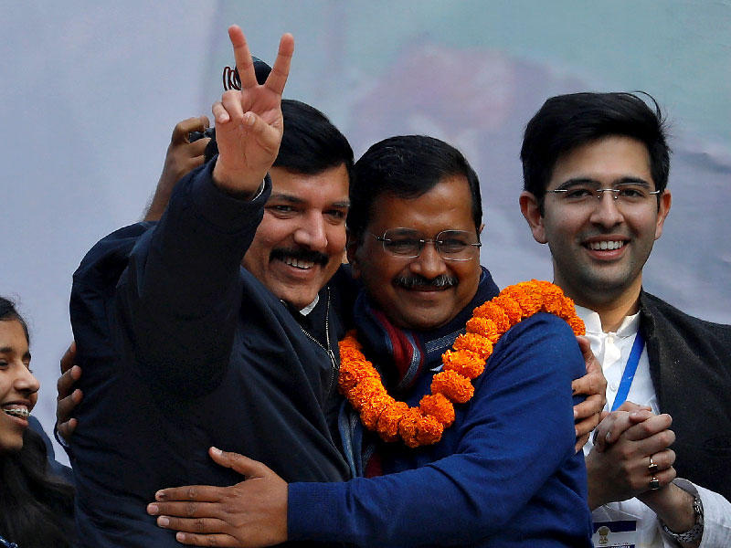 عضو البرلمان في دلهي سانجاي سينغ ورئيس وزراء دلهي وزعيم حزب آآم آدمي