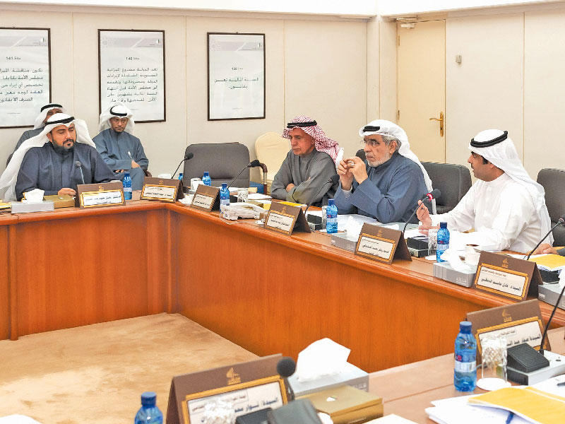 وزير الصحة خلال اجتماع «الميزانيات» أمس