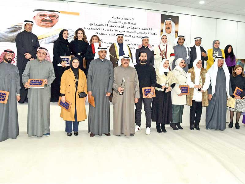 الفنانون المكرمون مع الشيخ صباح الناصر