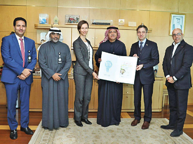 سفير النمسا سيغورد باشر يسلم  الرئيس التنفيذي لمؤسسة البترول الكويتية هاشم هاشم جائزة «إنرجي غلوب» 