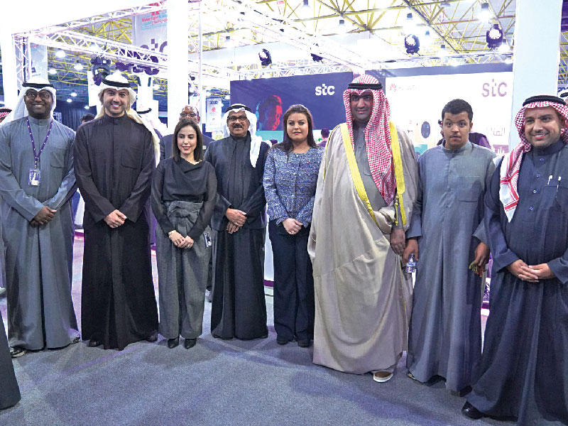  وزير التجارة والصناعة وزير الدولة لشؤون الخدمات خالد الروضان خلال تفقده جناح stc بحضور مسؤولي الشركة