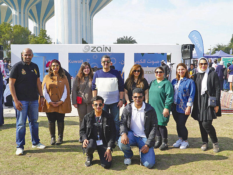 وليد الخشتي يتوسط فريق «زين» في جناح الشركة بسوق قوت 