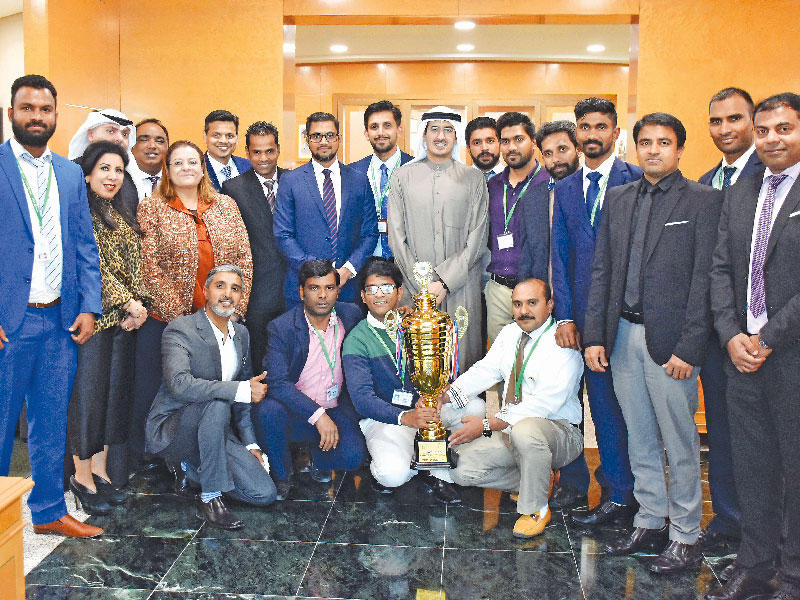 الشيخ أحمد الصباح وإلهام محفوظ مع فريق الكريكيت للبنك التجاري