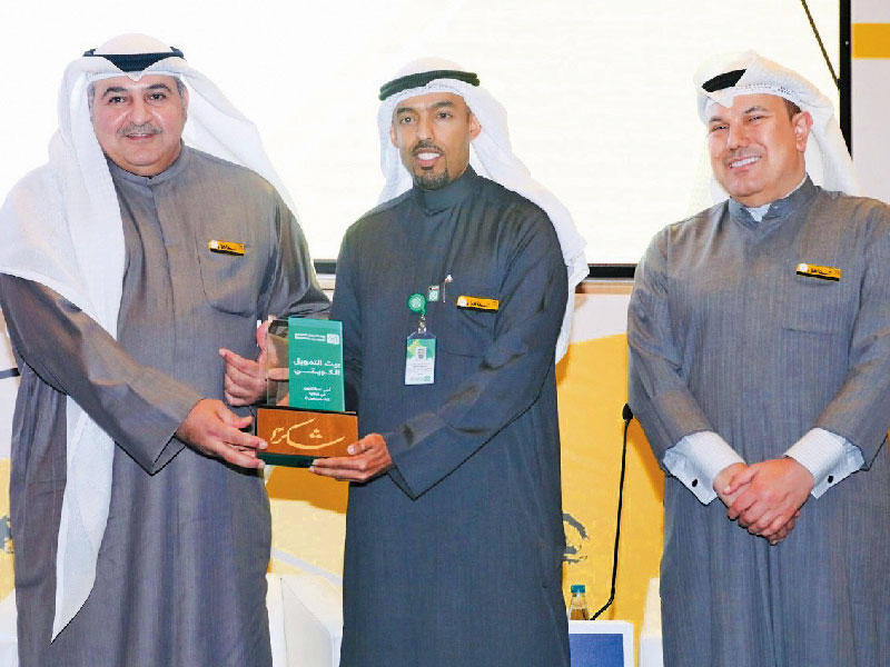 نائب المدير العام لعمليات الموارد البشرية والمكافآت للمجموعة في «بيتك» طلال المطيري متسلماً جائزة «أعلى تعيين مواهب كويتية على مستوى القطاع الخاص» لسنة 2019