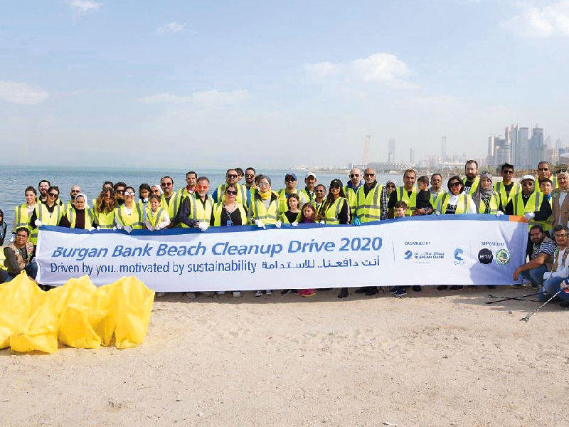 لقطة جماعية لحملة تنظيف الشواطئ التي ينظمها بنك برقان