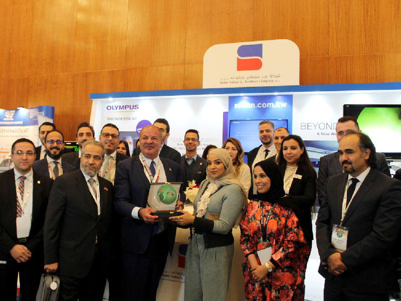 تكريم النجار على هامش فعاليات المؤتمر