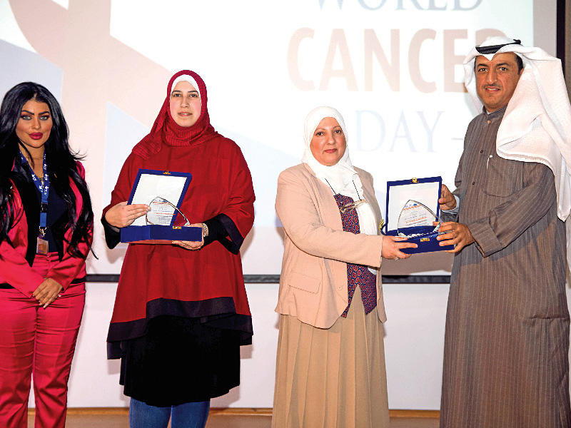  جانب من تكريم المشاركين في ندوة توعوية بمناسبة اليوم العالمي للسرطان