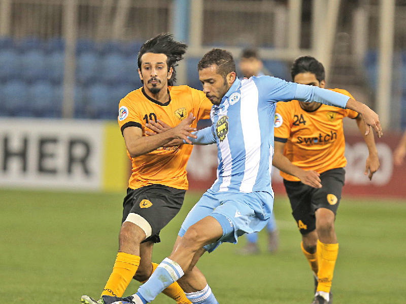 سيف الحشان نجم المباراة يحاول الاستحواذ على الكرة