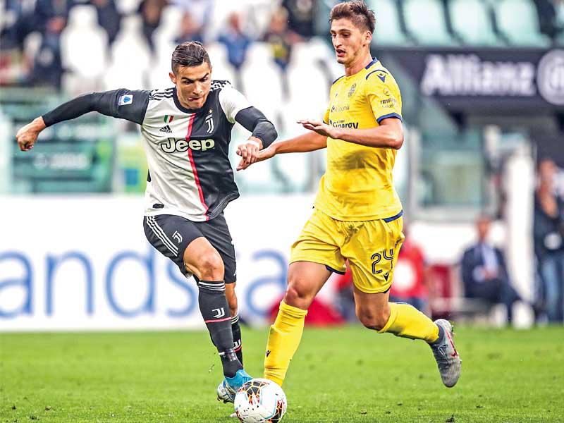 كومبولا مدافع فيرونا ورونالدو نجم يوفنتوس