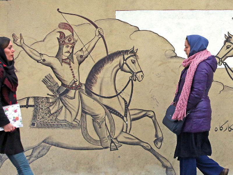 إيرانيتان تمران بجوار رسم «جرافيتي» على حائط بطهران أمس t(إي بي أيه)