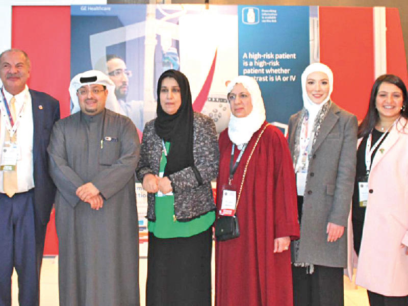 وكيل الوزارة المساعد لشؤون الخدمات الطبية المساندة د. فواز الرفاعي متوسطاً المشاركين في مؤتمر الأشعة التشخيصية 