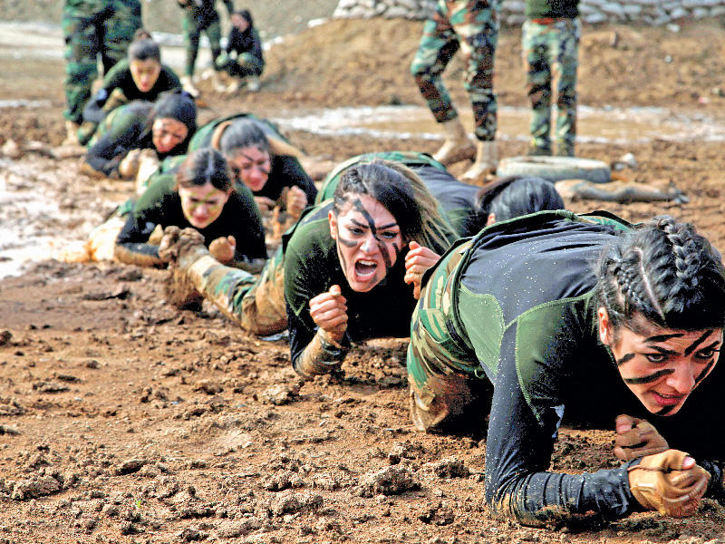 مقاتلات في البيشمركة يخضعن لتدريبات أمس قرب أربيل (رويترز)