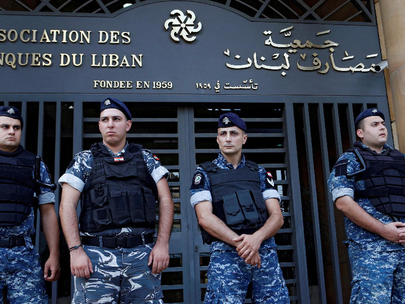 الشرطة اللبنانية تقف خارج مدخل جمعية البنوك في وسط بيروت ، لبنان