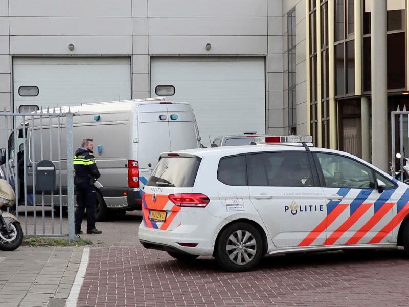 مبنى انفجرت فيه قنبلة بريدية مشتبه بها في غرفة البريد ، في أمستردام