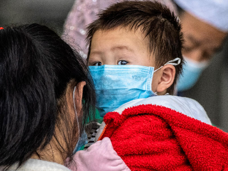 طفل صيني يدخل محطة سكة حديد قوانغتشو الصين