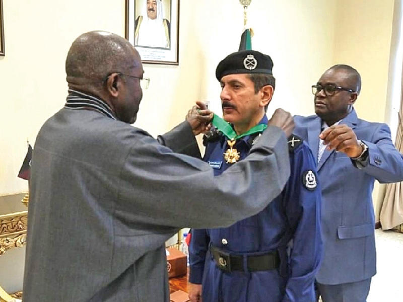 السفير السنغالي مقلداً الفريق المكراد الوسام