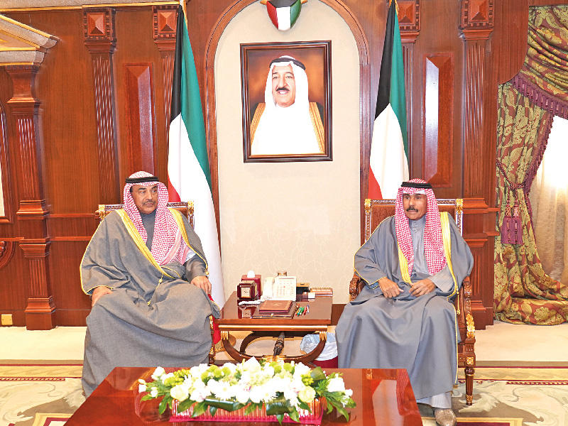  سمو ولي العهد الشيخ نواف الأحمد مستقبلاً رئيس الوزراء  سمو  الشيخ صباح الخالد أمس