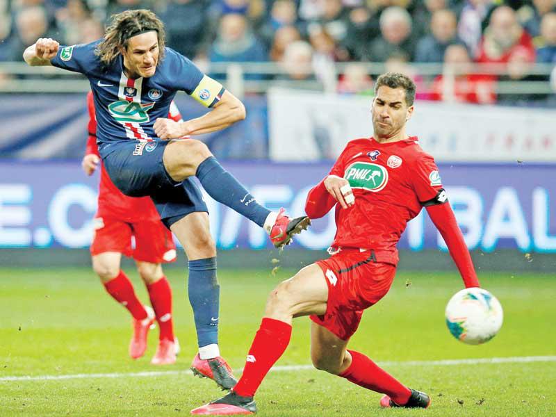 كافاني نجم سان جرمان يسدد باتجاه مرمى ديجون