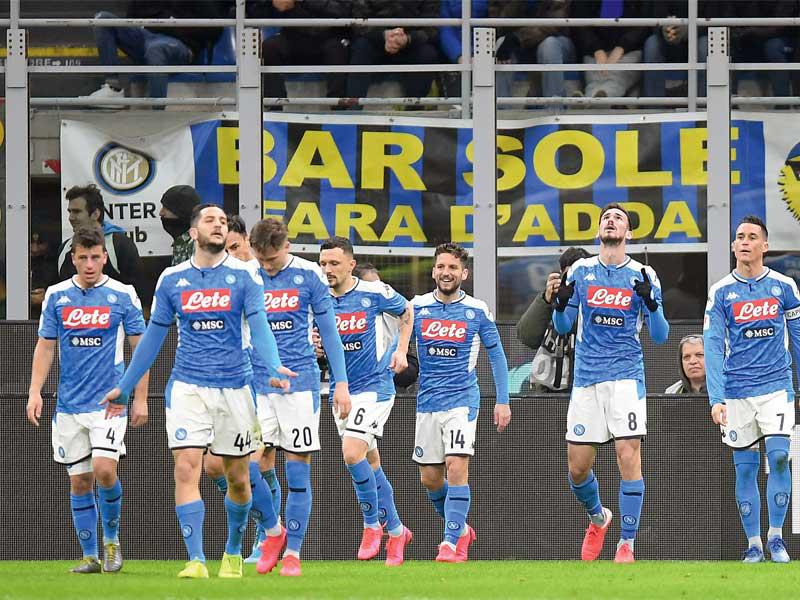 فرحة لاعبي نابولي بعد إحراز هدف في مرمى الإنتر