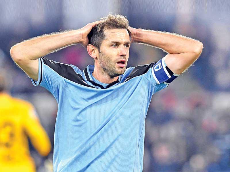 البوسني سيناد لوليتش قائد فريق لاتسيو الإيطالي لكرة القدم