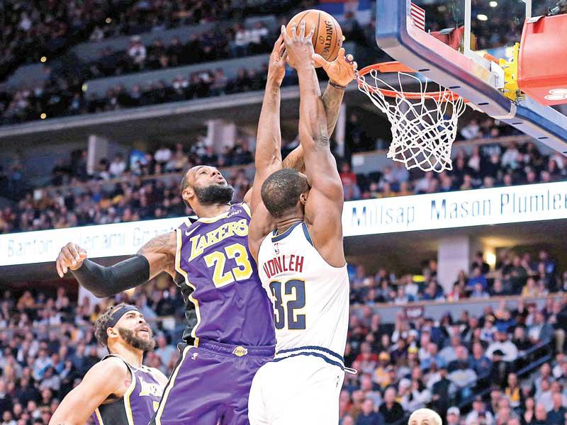 جانب من مباراة ليكرز ودنفر