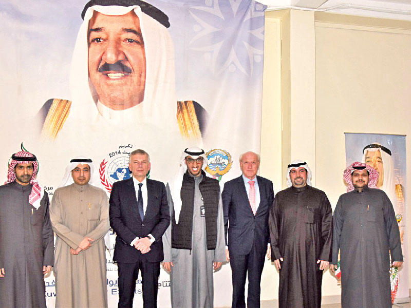 صورة جماعية للوفد الهولندي خلال زيارته مركز الإيواء 