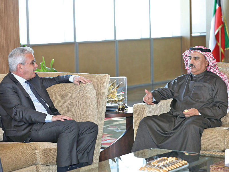 وزير التربية وزير التعليم العالي د. سعود الحربي مستقبلاً سفير فلسطين