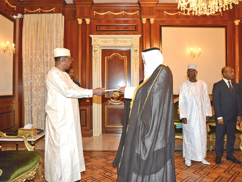 سفير الكويت لدى السودان بسام القبندي مقدماً أوراق اعتماده لرئيس تشاد إدريس ديبي