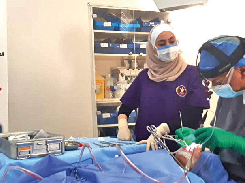 الفريق الطبي خلال إجراء إحدى العمليات الجراحية أمس