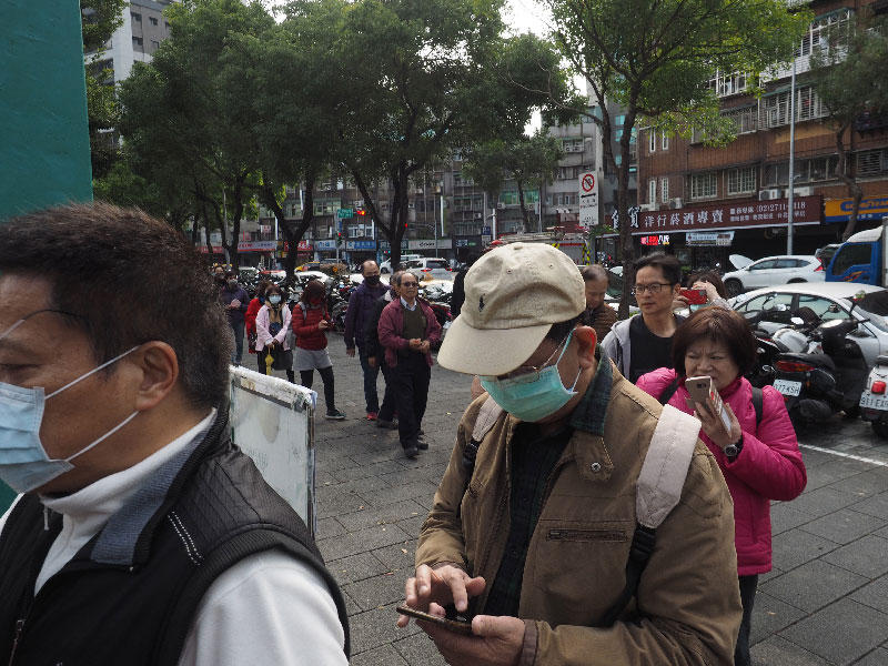 يصطف الناس لشراء الكحول للتطهير ضد فيروس كورونا في ، تايوان