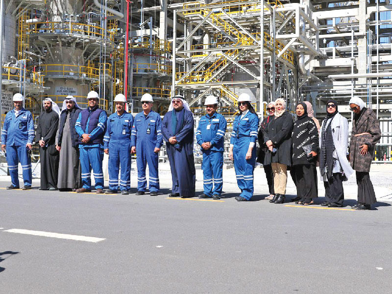 صورة جماعية خلال زيارة مصفاة الزور 