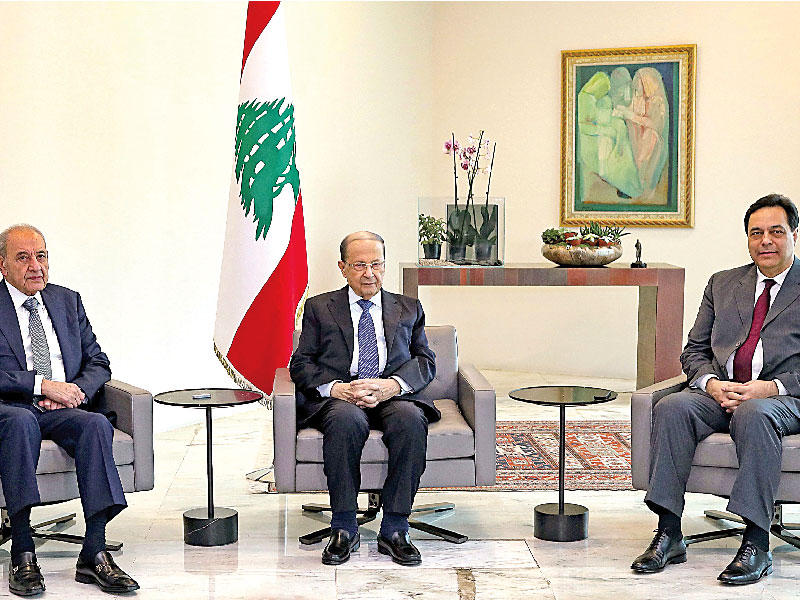 عون مستقبلاً بري ودياب في  قصر بعبدا أمس (ا ف ب)