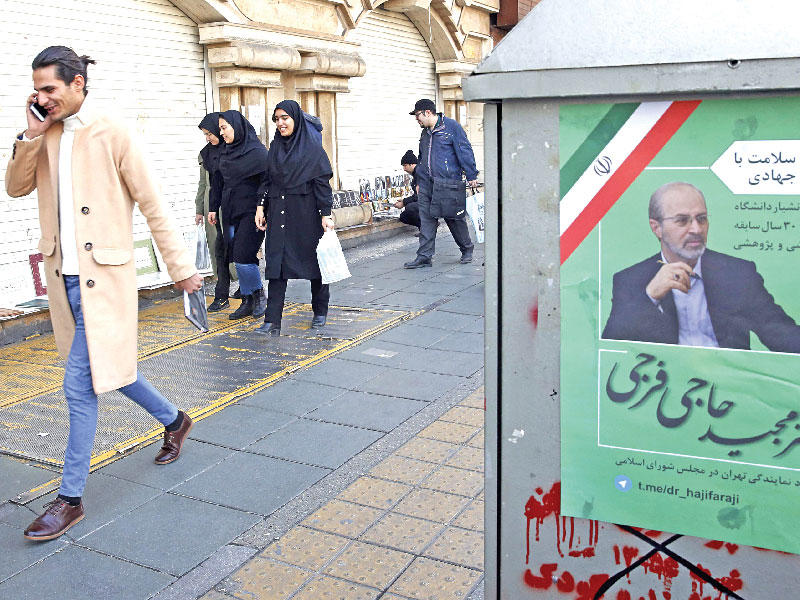 إيرانيون بأحد شوارع طهران أمس (أ ف ب)