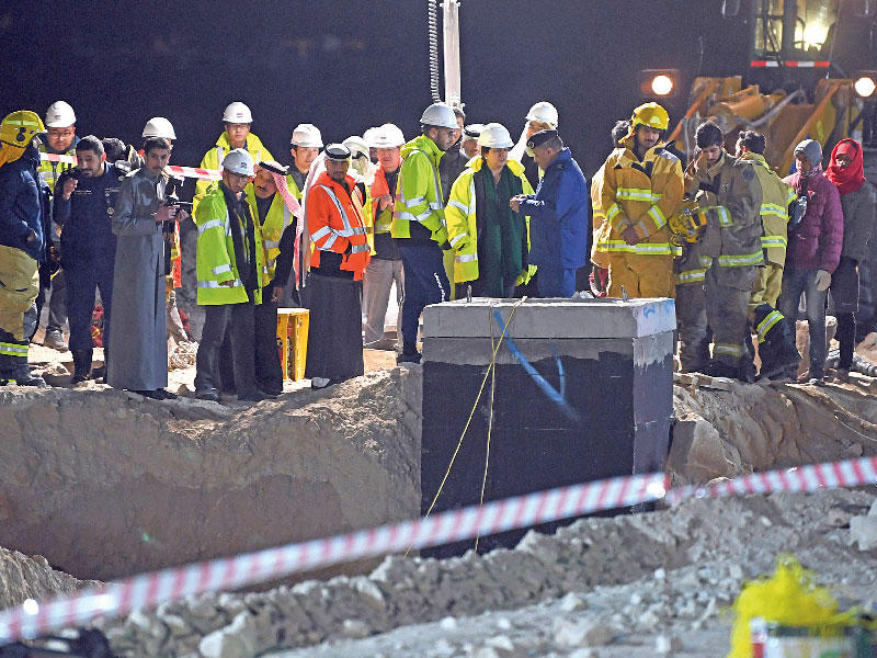 اللواء البليهيص يقدم شرحاً للوزيرة الفارس حول عمليات البحث والإنقاذ      (تصوير عبدالله خلف)