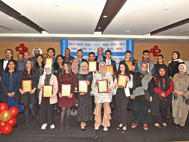  صورة جماعية للفائقين           (تصوير عوض التعمري)