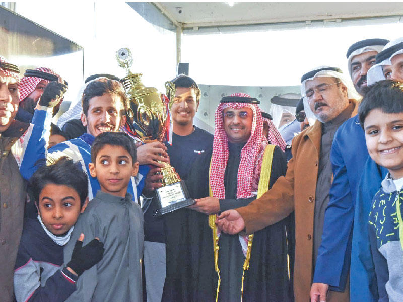 ناصر الحجرف يسلم الكأس للفائز