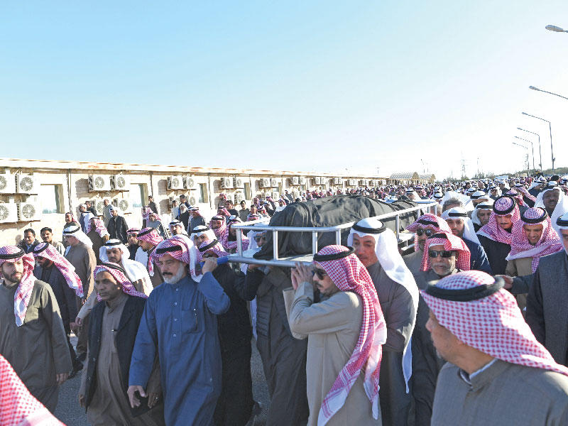 الجثمان محمولاً إلى مثواه الأخير