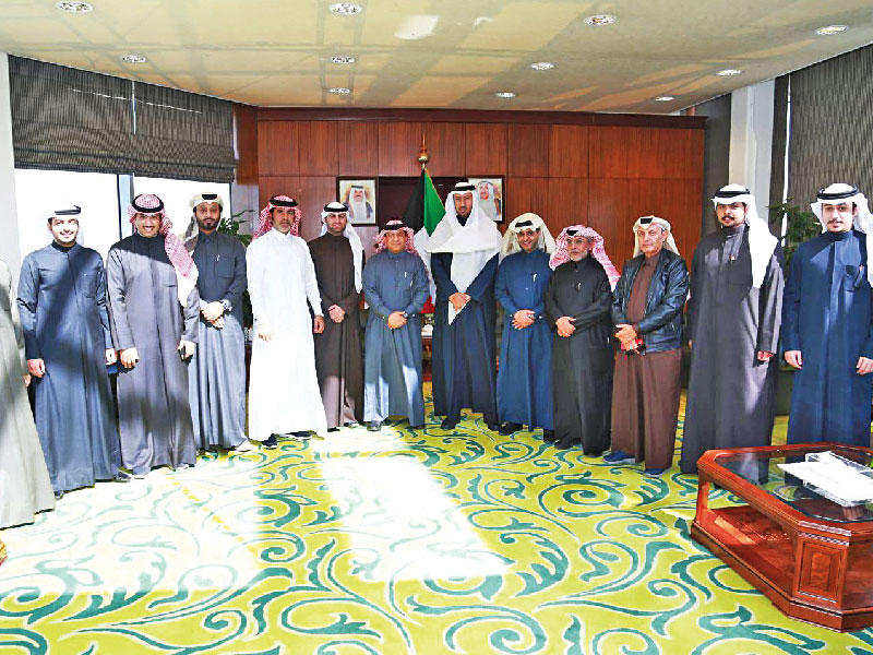 وزير العدل وزير الأوقاف والشؤون الإسلامية الدكتور المستشار فهد العفاسي يتوسط عدداً من الموثقين