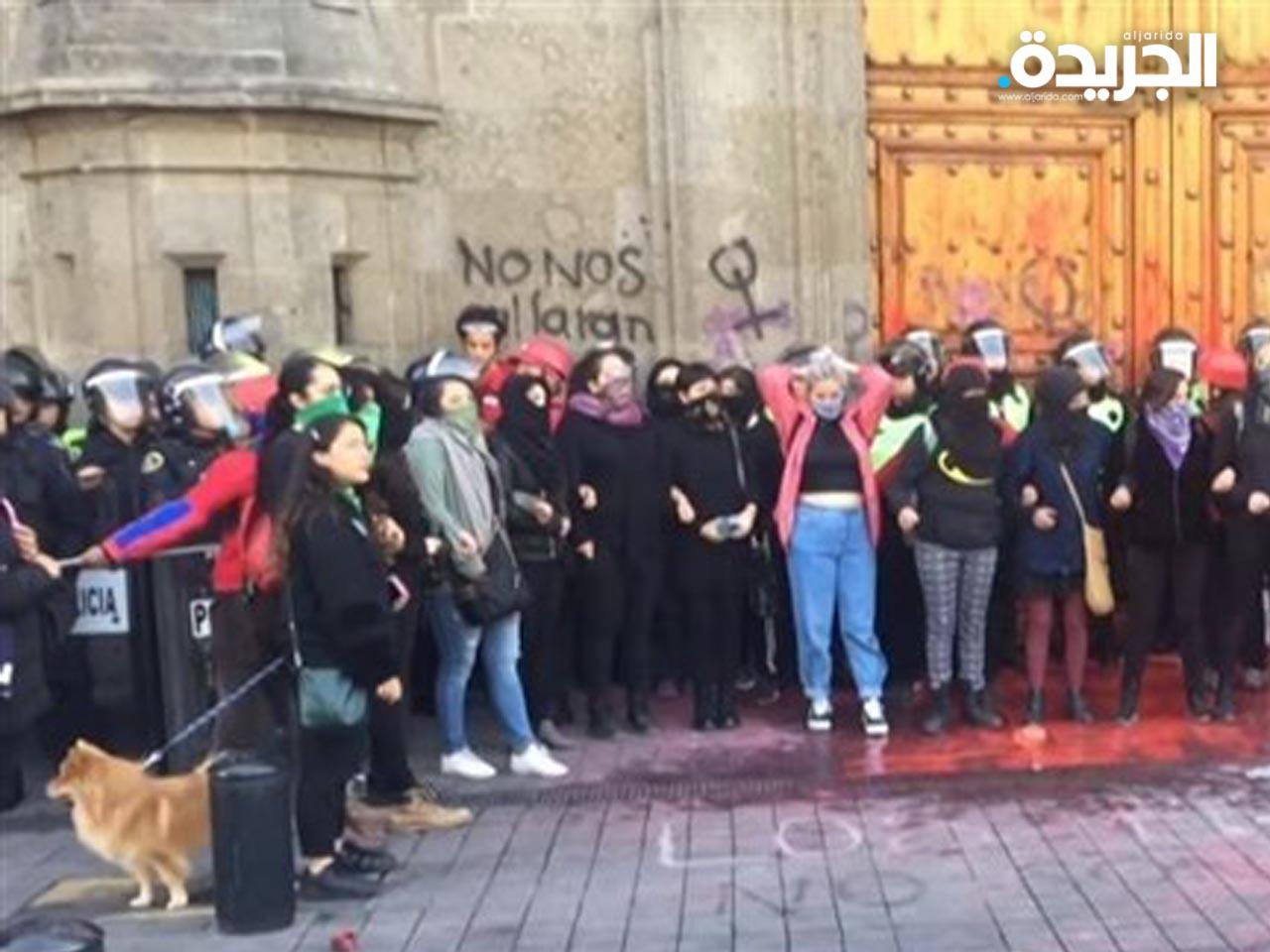 متظاهرون يلطخون جدران قصر الرئاسة احتجاجاً على قتل النساء