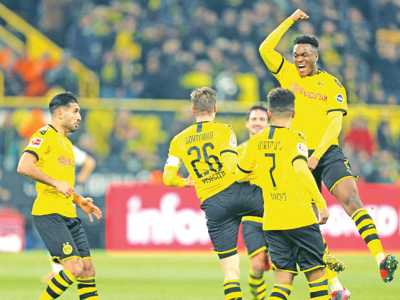 فرحة لاعبي دورتموند بعد إحراز الهدف الأول