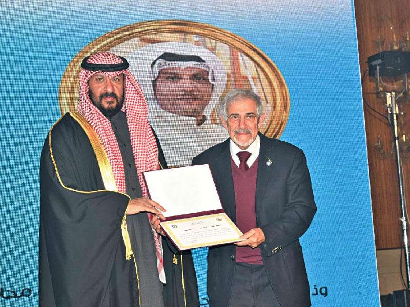 محافظ العاصمة الشيخ طلال الخالد مكرماً  رئيس مجلس إدارة جمعية الهلال الأحمر د. هلال الساير