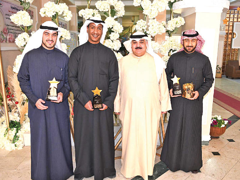 الزميل يوسف العبدالله خلال تكريمه وعدد من المكرمين