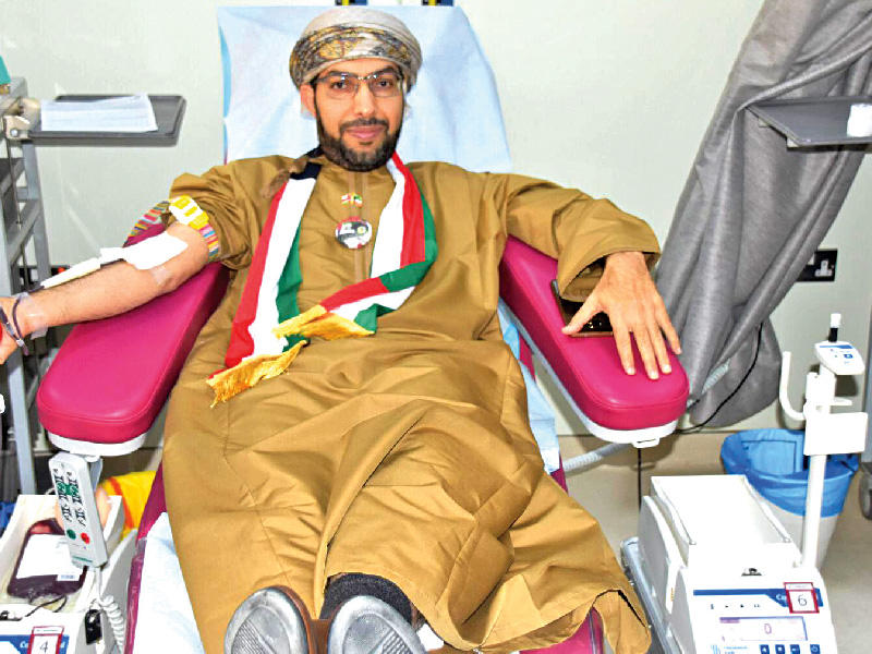 السفير د. صالح الخروصي متبرعاً بالدم