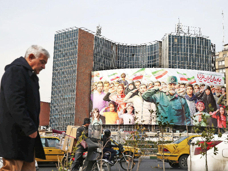 صورة عملاقة لقاسم سليماني في ساحة «ولي العصر» بطهران (رويترز)