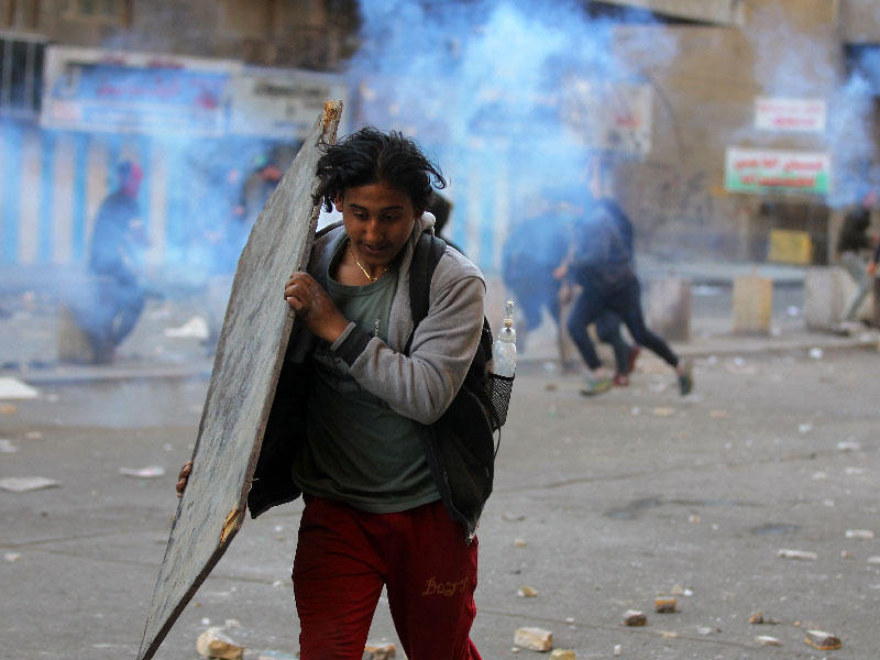 اشتباكات مع محتجين عراقيين مع شرطة مكافحة الشغب في أعقاب مظاهرة مناهضة للحكومة في ميدان الخلاني في العاصمة بغداد