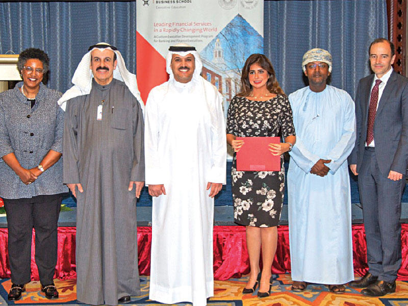 د. محمد الهاشل وطاهر العمري خلال تكريم فجر القناعي