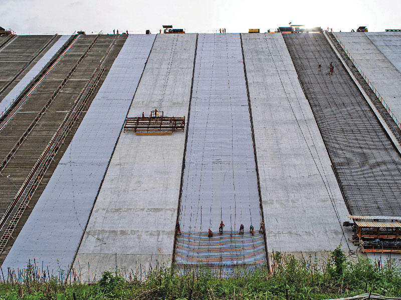 جانب من الأعمال في سد النهضة الإثيوبي