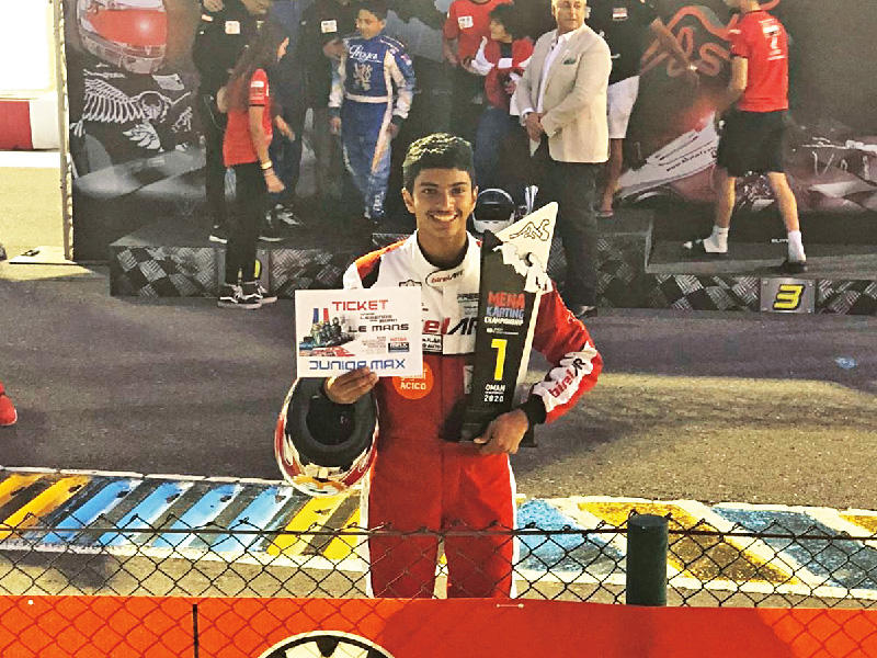  المتسابق فهد الخالد حاملاً كأس المركز الأول في بطولة الشرق الوسط وشمال إفريقيا (مينا كارت) 